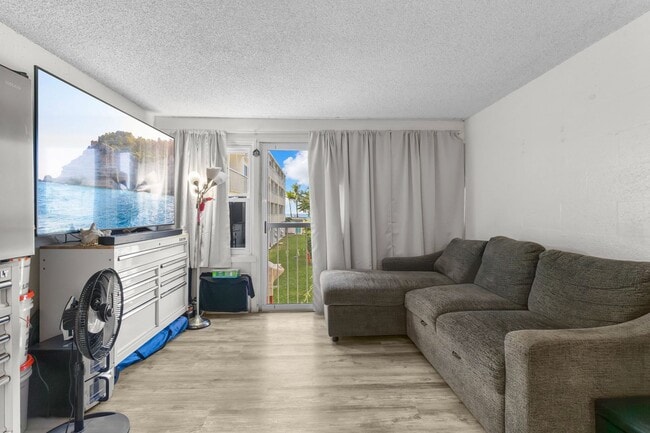 Building Photo - Makaha Surfside - One Bedroom