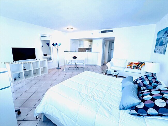 Building Photo - 100 Lincoln Rd