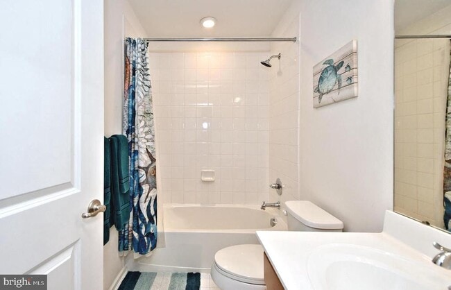 Building Photo - 353 E Hancock St