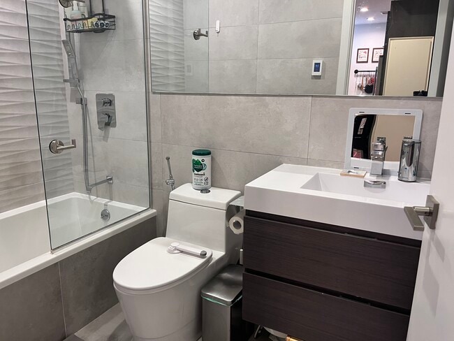 Building Photo - 311 Hart St