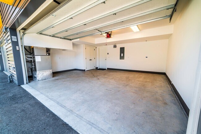 Building Photo - Park Central Townhomes - 4 Stories, 3 bedr...