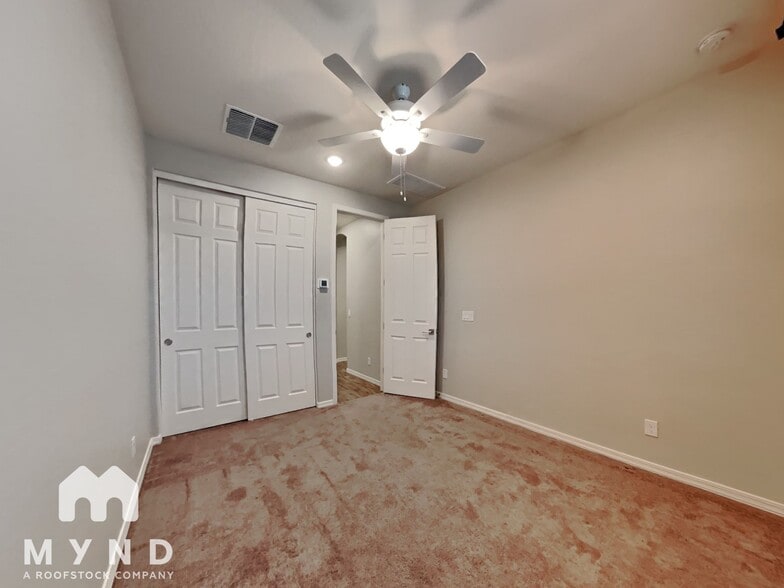 Building Photo - 15093 W Latham St