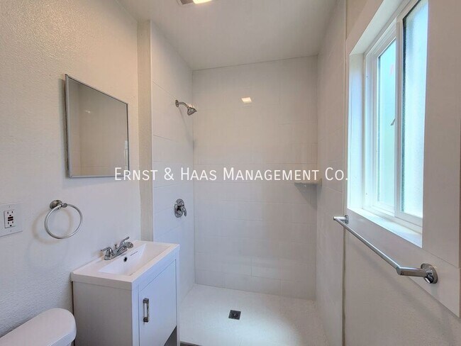 Building Photo - 154 E Eagle St