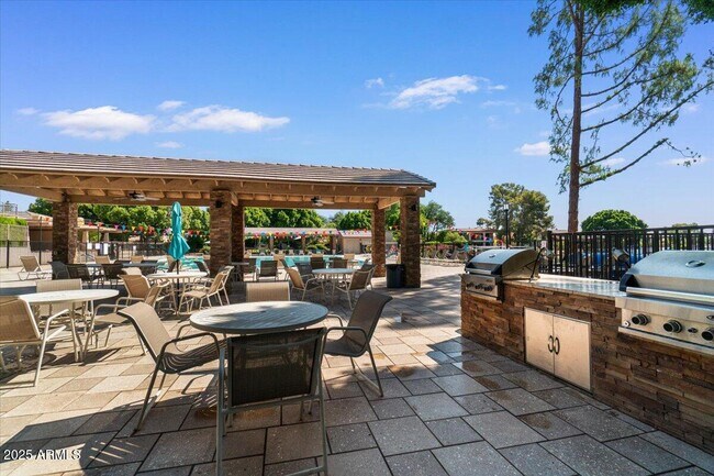 Building Photo - 5200 S Lakeshore Dr