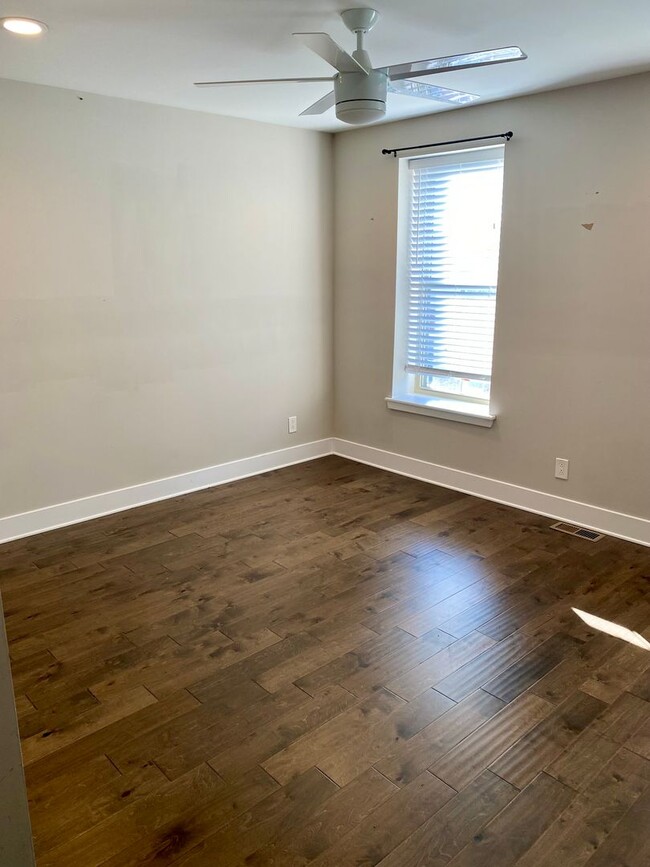 Building Photo - Newly Renovated 3-Bedroom Apartment in Bre...