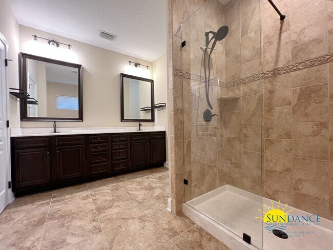 Building Photo - Gorgeous 4 Bedroom Home in FWB!