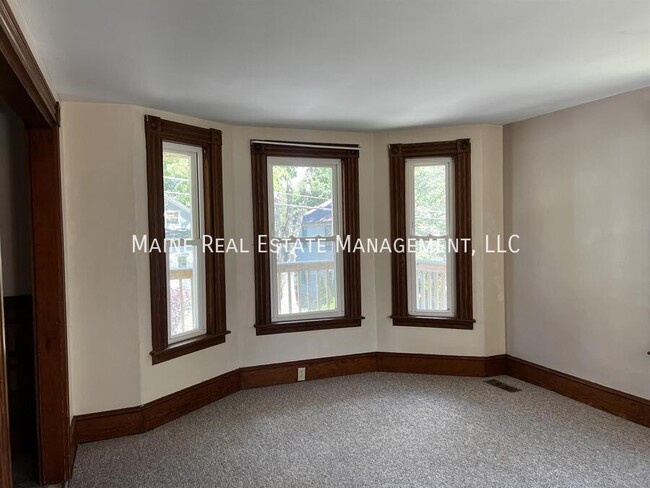 Building Photo - 40 Dillingham St