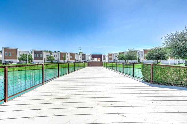 Building Photo - 5519 Paraiso Pl
