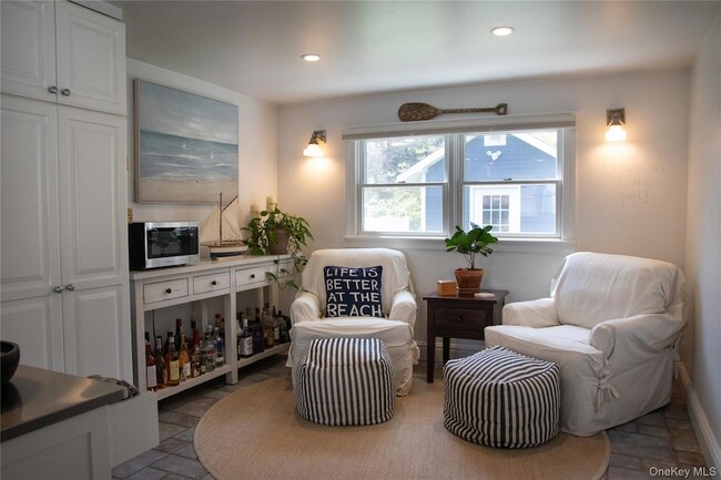 Building Photo - 4 Shorewood Dr