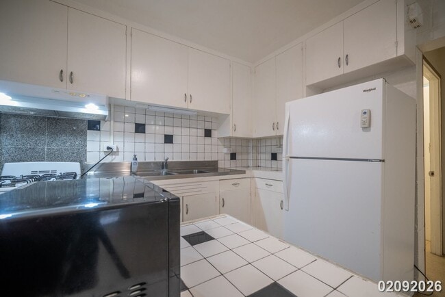 Building Photo - EXCELLENT Location near Waikiki, Alamoana, UH (Moiliili)