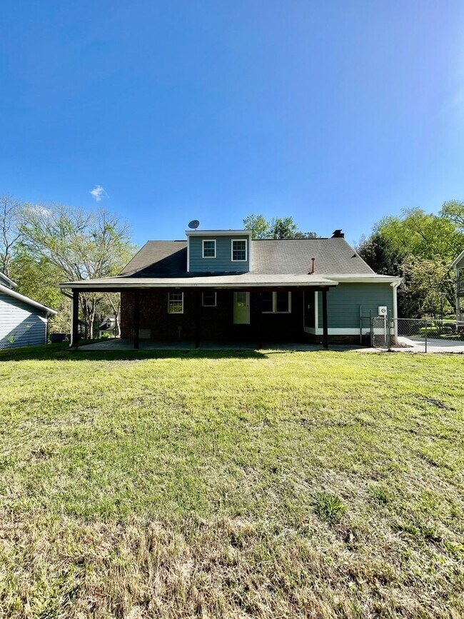 Building Photo - Welcome to view, a charming 4-bedroom, 2-bathroom home located in the heart of Charlotte, NC.