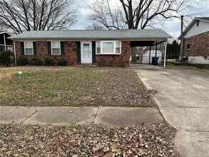 Building Photo - Discover the epitome of comfort in this 3-bed, 2-bath ranch-style gem.