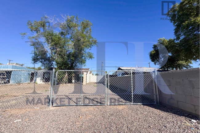 Building Photo - 2Bed/1Bath House 24th St/Thomas Rd! NO CREDIT, NO BACKGROUND, NO RENTAL HISTORY CHECK!