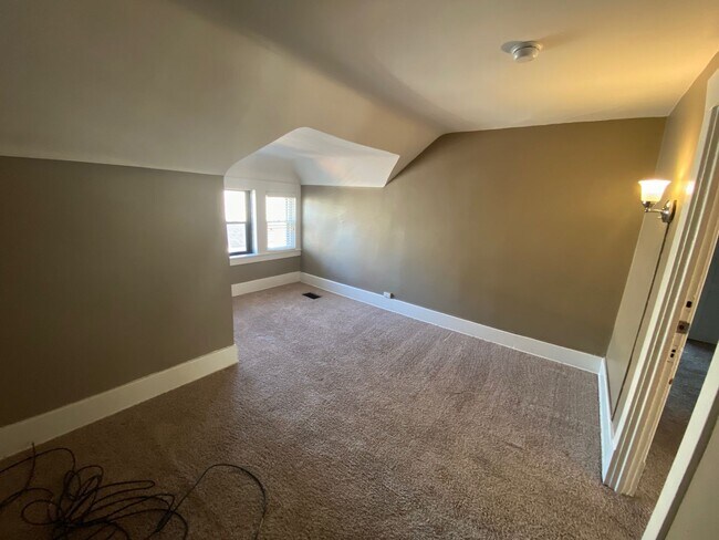 Building Photo - 28 E Northwood Ave