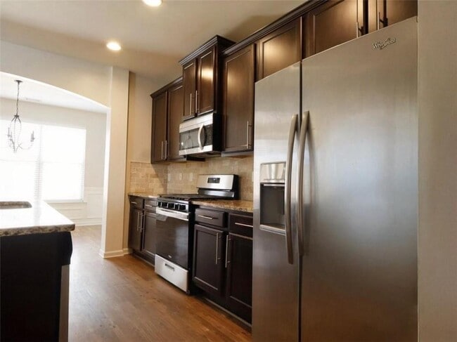 Building Photo - 204 Highland Village Ln