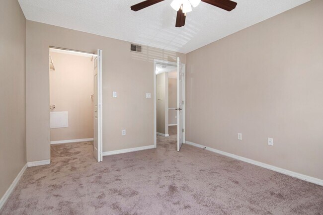 Building Photo - Park Lake — 1 Bed / 1 Bath + Den | Upstairs Condo | Brandon, FL