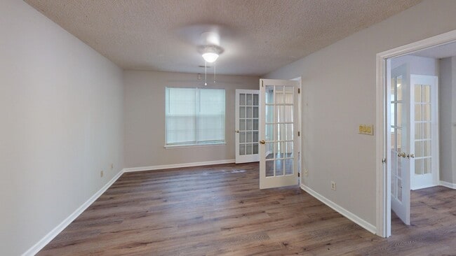 Building Photo - Charming one-story 1st level end unit condo