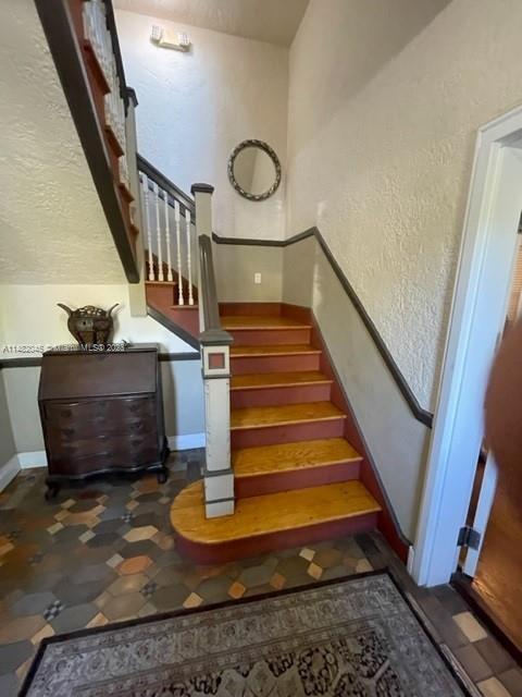 Building Photo - 2870 Pine Tree Dr