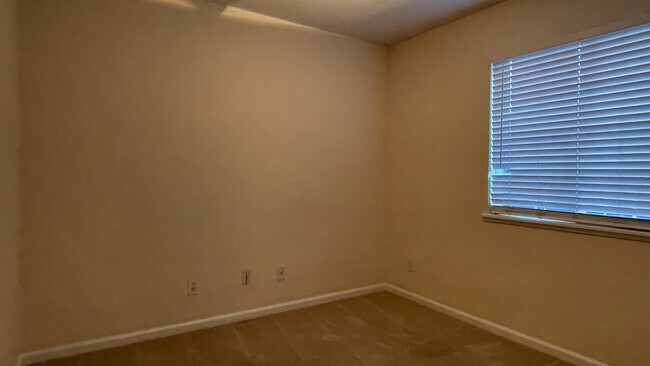 Building Photo - 960 Branham Ln