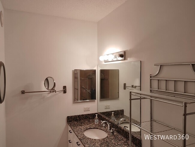 Building Photo - 512 N McClurg-#4902