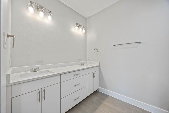 Building Photo - 705 Gregg St