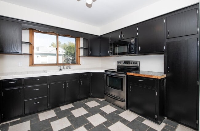 Building Photo - 2333 Hoard St