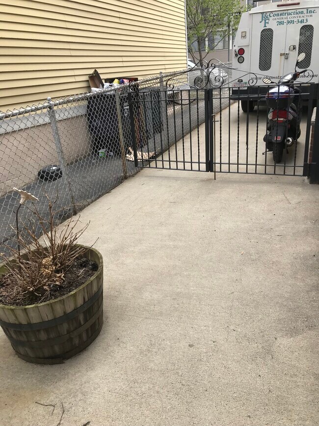 Building Photo - 387 Cambridge St