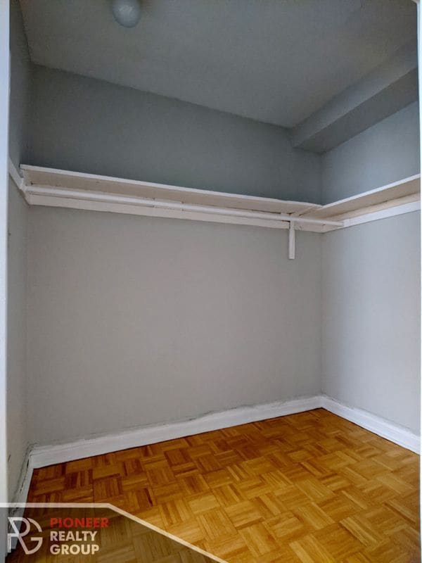 Building Photo - 711 W Belmont Ave