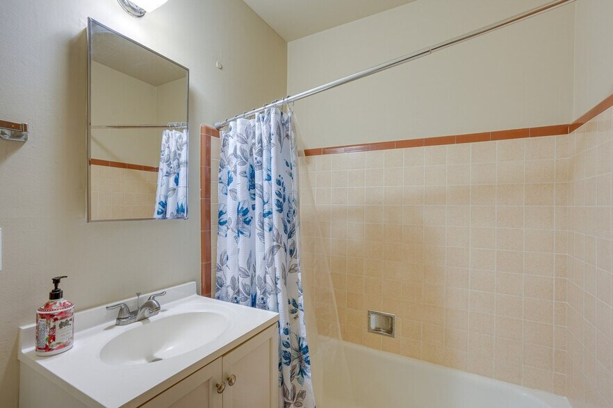 Building Photo - 3600 Grand Ave