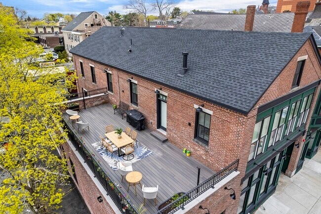 Building Photo - 140 Middlesex St