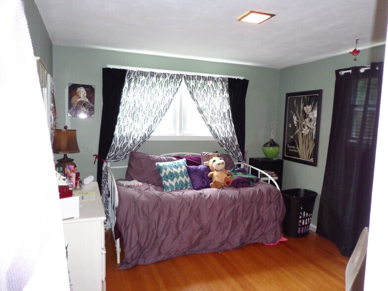 Building Photo - 301 Roosevelt Ave