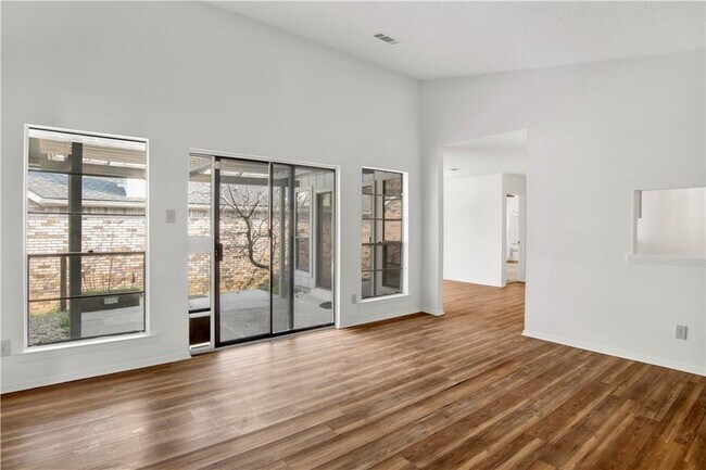 Building Photo - 6071 Highland Cir N