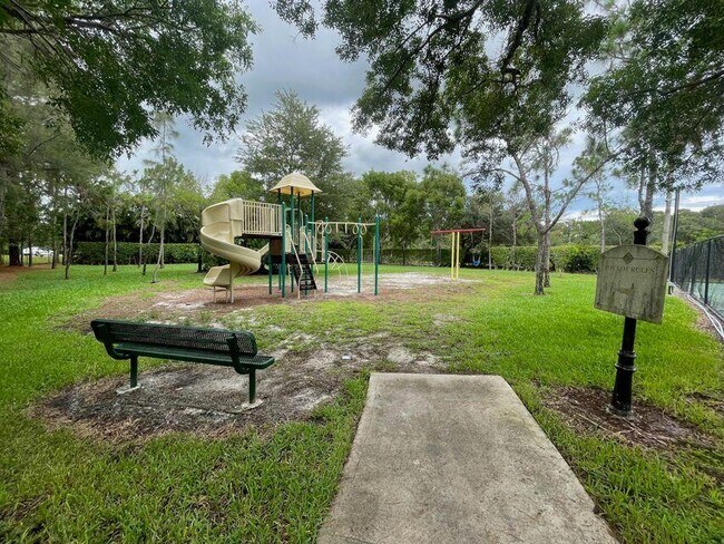 Building Photo - 1400 Crestwood Ct S