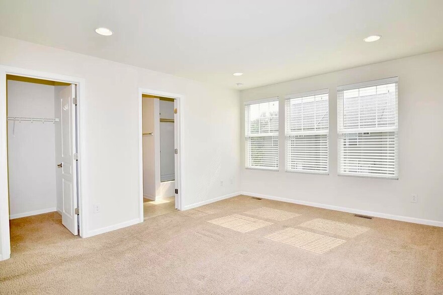 Building Photo - 863 Barclay Cir