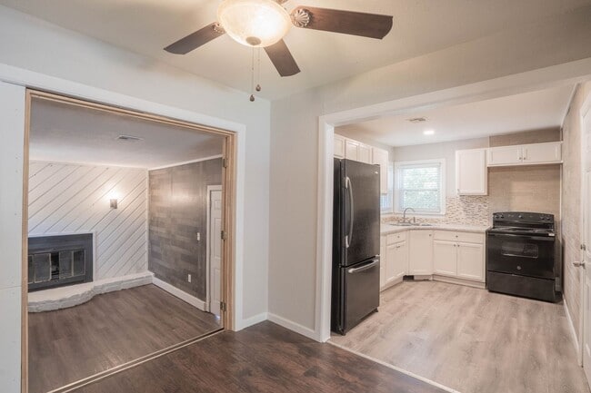 Building Photo - 3 Bed 1 Bath With Bonus Room!