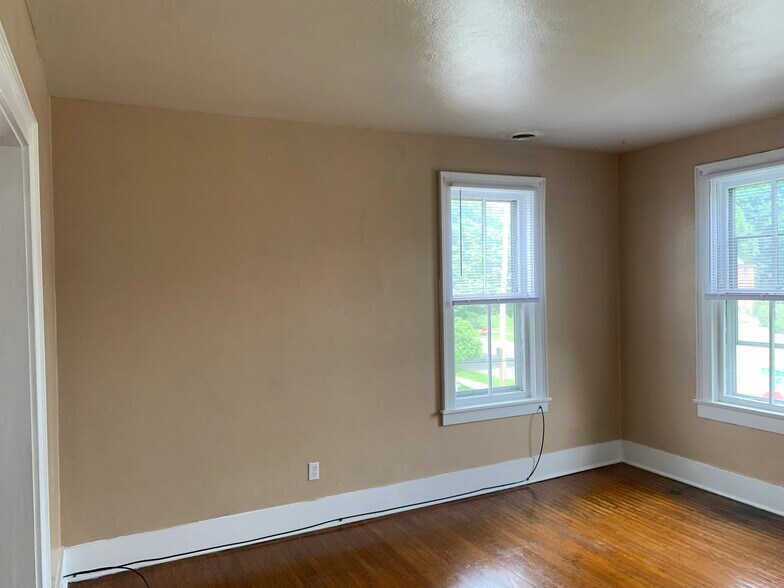 Building Photo - 223 Main St