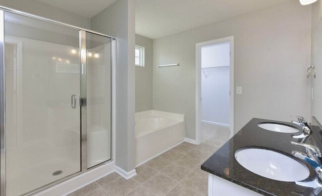 Building Photo - Enjoy the perfect blend of luxury, comfort...