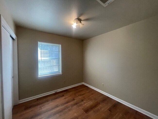 Building Photo - Country Feel In The City! A Must See!