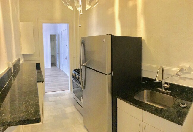 Building Photo - Spacious 1 Bed 1 Bath Denver Apartment in Capitol Hill! Available NOW!