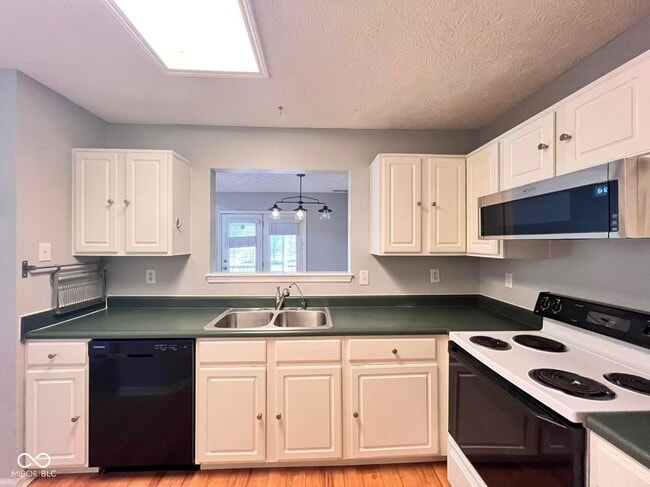 Building Photo - 4450 Connaught W Dr