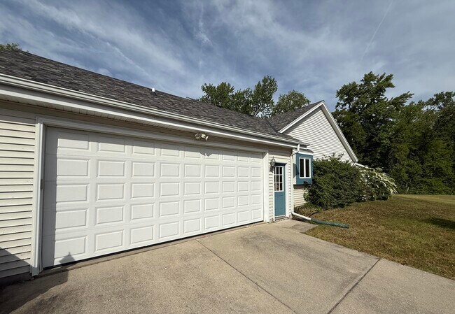 Building Photo - 6429 N Sunny Point Rd
