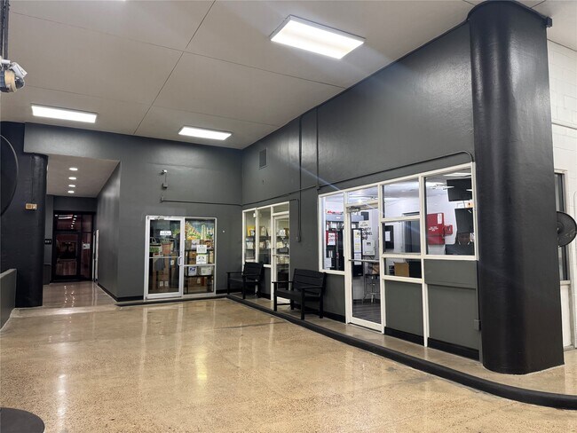 Building Photo - 2016 Main St