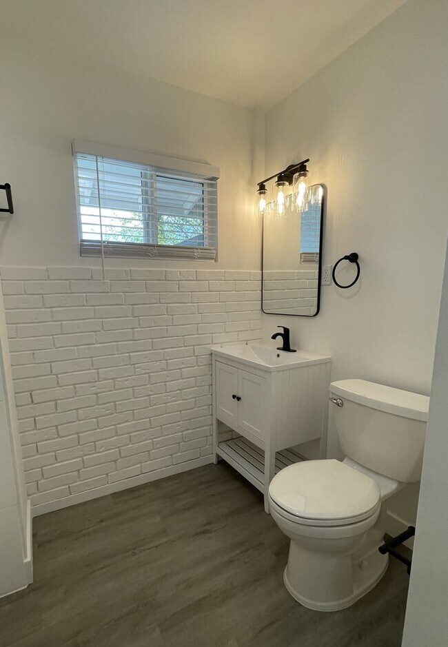 Building Photo - Newly Renovated 3bdrm 2bath Airy Oasis!