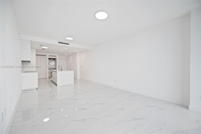 Building Photo - 700 NE 24th St