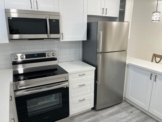 Building Photo - 2748 NE 28th Ave