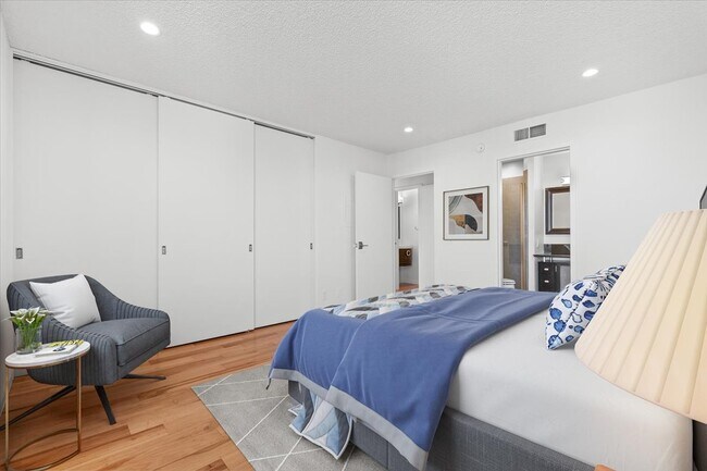 Building Photo - 100 S Doheny Dr