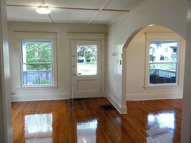 Building Photo - 515 Allen St