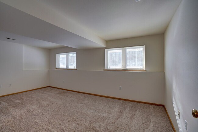 Building Photo - 6101-6103