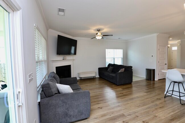 Building Photo - 1052 Ashcroft Cir