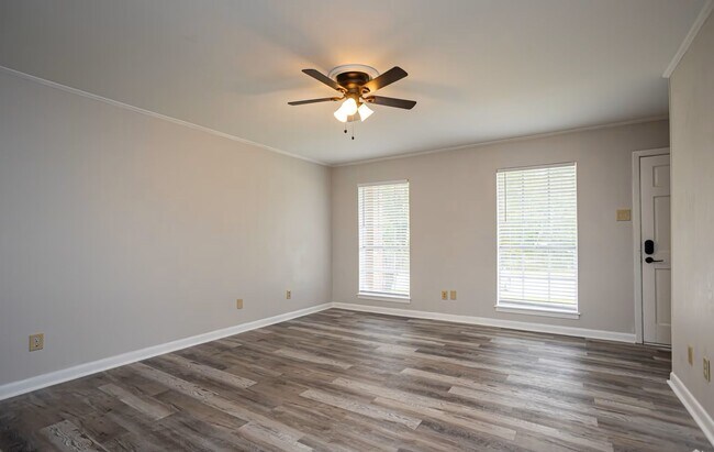 Building Photo - Beautiful and Spacious!  Freshly Renovated...